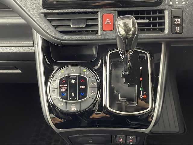 トヨタ エスクァイア Gi 埼玉県 2020(令2)年 2.8万km 黒 社外ナビ/バックカメラ/前ドラレコ/ETC/Aストップ/ロールサンシェード/純正フロアマット/純正ドアバイザー/後席モニター/シートヒータ