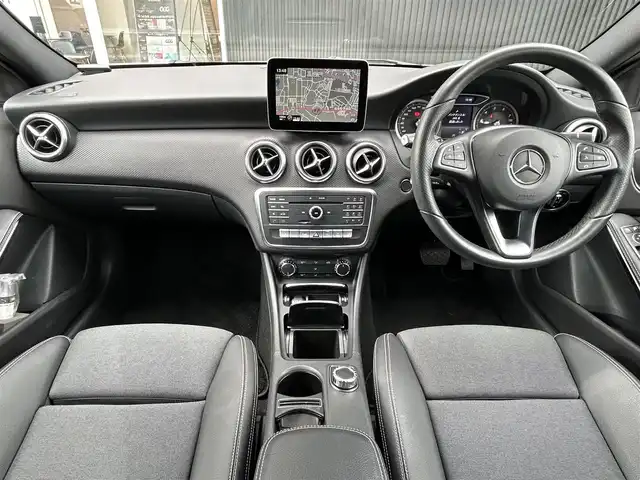 メルセデス・ベンツ Ａ１８０ AMG スタイル 福岡県 2018(平30)年 4.4万km カルサイトホワイト 純正ナビ/CD/DVD/SD/BT/USB/フルセグ/ETC/バックカメラ/ドラレコ前/ACC/コーナーセンサー前後/ブラインドスポットモニター/革巻きステアリング/パドルシフト/ステアリングスイッチ/パークアシスト/ハーフレザーシート/シートヒーター前席/LEDヘッドライト/オートライト/フォグライト（リヤ）/Applecarplay/純正フロアマット/純正18AW
