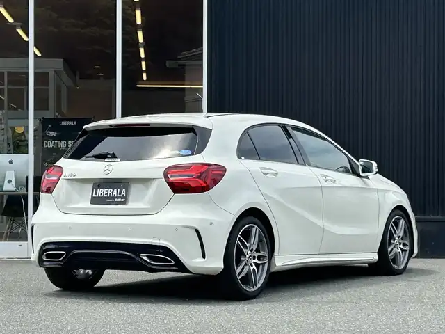 メルセデス・ベンツ Ａ１８０ AMG スタイル 福岡県 2018(平30)年 4.4万km カルサイトホワイト 純正ナビ/CD/DVD/SD/BT/USB/フルセグ/ETC/バックカメラ/ドラレコ前/ACC/コーナーセンサー前後/ブラインドスポットモニター/革巻きステアリング/パドルシフト/ステアリングスイッチ/パークアシスト/ハーフレザーシート/シートヒーター前席/LEDヘッドライト/オートライト/フォグライト（リヤ）/Applecarplay/純正フロアマット/純正18AW