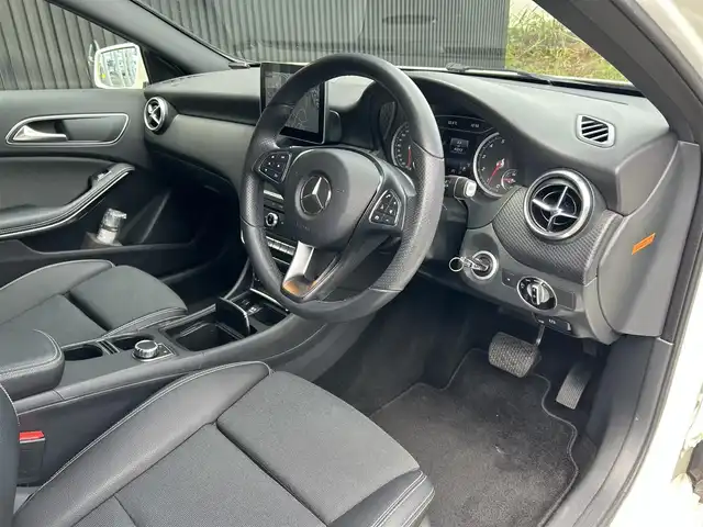 メルセデス・ベンツ Ａ１８０ AMG スタイル 福岡県 2018(平30)年 4.4万km カルサイトホワイト 純正ナビ/CD/DVD/SD/BT/USB/フルセグ/ETC/バックカメラ/ドラレコ前/ACC/コーナーセンサー前後/ブラインドスポットモニター/革巻きステアリング/パドルシフト/ステアリングスイッチ/パークアシスト/ハーフレザーシート/シートヒーター前席/LEDヘッドライト/オートライト/フォグライト（リヤ）/Applecarplay/純正フロアマット/純正18AW