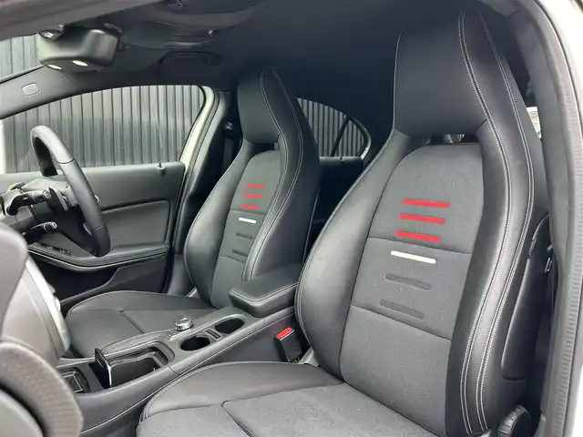 メルセデス・ベンツ Ａ１８０ AMG スタイル 福岡県 2018(平30)年 4.4万km カルサイトホワイト 純正ナビ/CD/DVD/SD/BT/USB/フルセグ/ETC/バックカメラ/ドラレコ前/ACC/コーナーセンサー前後/ブラインドスポットモニター/革巻きステアリング/パドルシフト/ステアリングスイッチ/パークアシスト/ハーフレザーシート/シートヒーター前席/LEDヘッドライト/オートライト/フォグライト（リヤ）/Applecarplay/純正フロアマット/純正18AW
