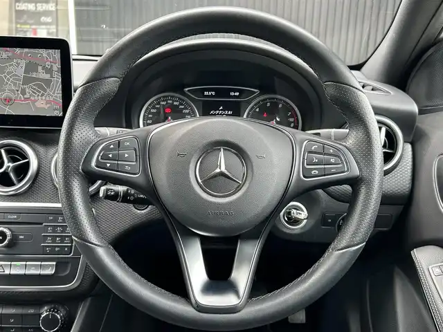 メルセデス・ベンツ Ａ１８０ AMG スタイル 福岡県 2018(平30)年 4.4万km カルサイトホワイト 純正ナビ/CD/DVD/SD/BT/USB/フルセグ/ETC/バックカメラ/ドラレコ前/ACC/コーナーセンサー前後/ブラインドスポットモニター/革巻きステアリング/パドルシフト/ステアリングスイッチ/パークアシスト/ハーフレザーシート/シートヒーター前席/LEDヘッドライト/オートライト/フォグライト（リヤ）/Applecarplay/純正フロアマット/純正18AW