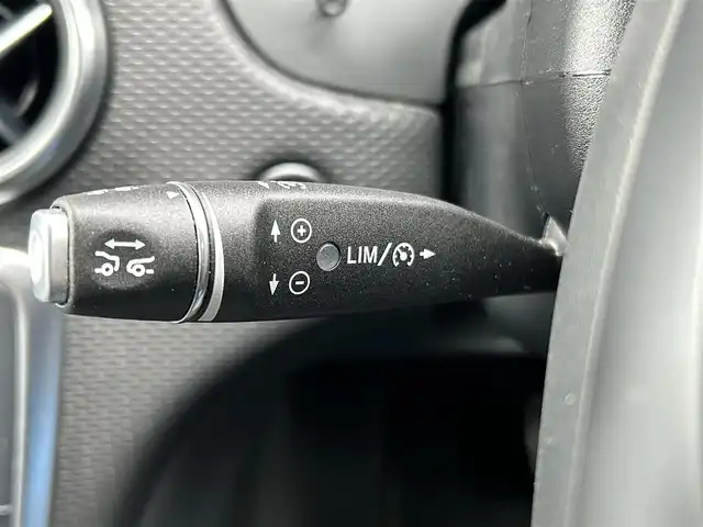 メルセデス・ベンツ Ａ１８０ AMG スタイル 福岡県 2018(平30)年 4.4万km カルサイトホワイト 純正ナビ/CD/DVD/SD/BT/USB/フルセグ/ETC/バックカメラ/ドラレコ前/ACC/コーナーセンサー前後/ブラインドスポットモニター/革巻きステアリング/パドルシフト/ステアリングスイッチ/パークアシスト/ハーフレザーシート/シートヒーター前席/LEDヘッドライト/オートライト/フォグライト（リヤ）/Applecarplay/純正フロアマット/純正18AW