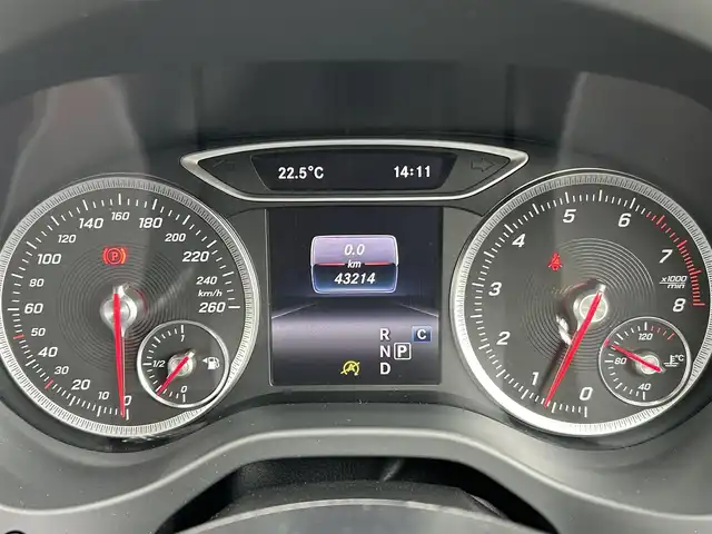 メルセデス・ベンツ Ａ１８０ AMG スタイル 福岡県 2018(平30)年 4.4万km カルサイトホワイト 純正ナビ/CD/DVD/SD/BT/USB/フルセグ/ETC/バックカメラ/ドラレコ前/ACC/コーナーセンサー前後/ブラインドスポットモニター/革巻きステアリング/パドルシフト/ステアリングスイッチ/パークアシスト/ハーフレザーシート/シートヒーター前席/LEDヘッドライト/オートライト/フォグライト（リヤ）/Applecarplay/純正フロアマット/純正18AW