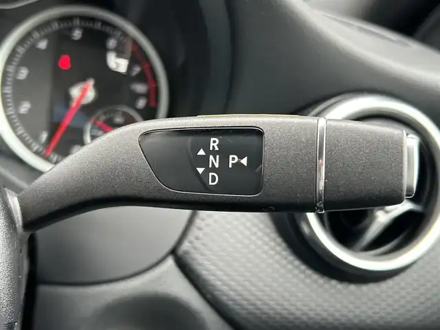 メルセデス・ベンツ Ａ１８０ AMG スタイル 福岡県 2018(平30)年 4.4万km カルサイトホワイト 純正ナビ/CD/DVD/SD/BT/USB/フルセグ/ETC/バックカメラ/ドラレコ前/ACC/コーナーセンサー前後/ブラインドスポットモニター/革巻きステアリング/パドルシフト/ステアリングスイッチ/パークアシスト/ハーフレザーシート/シートヒーター前席/LEDヘッドライト/オートライト/フォグライト（リヤ）/Applecarplay/純正フロアマット/純正18AW