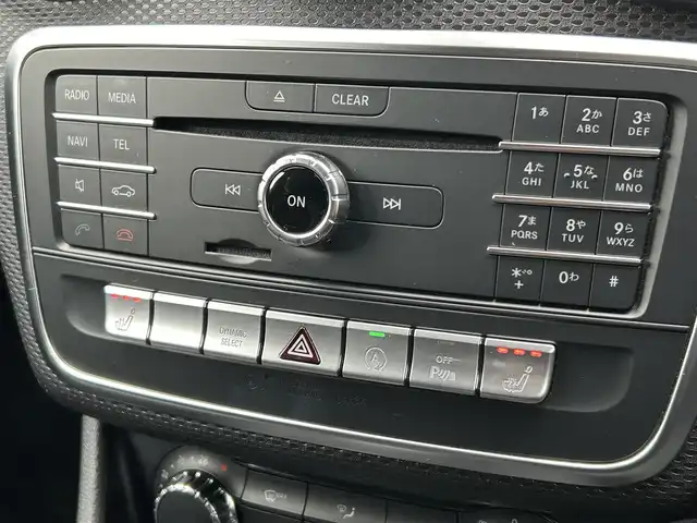 メルセデス・ベンツ Ａ１８０ AMG スタイル 福岡県 2018(平30)年 4.4万km カルサイトホワイト 純正ナビ/CD/DVD/SD/BT/USB/フルセグ/ETC/バックカメラ/ドラレコ前/ACC/コーナーセンサー前後/ブラインドスポットモニター/革巻きステアリング/パドルシフト/ステアリングスイッチ/パークアシスト/ハーフレザーシート/シートヒーター前席/LEDヘッドライト/オートライト/フォグライト（リヤ）/Applecarplay/純正フロアマット/純正18AW