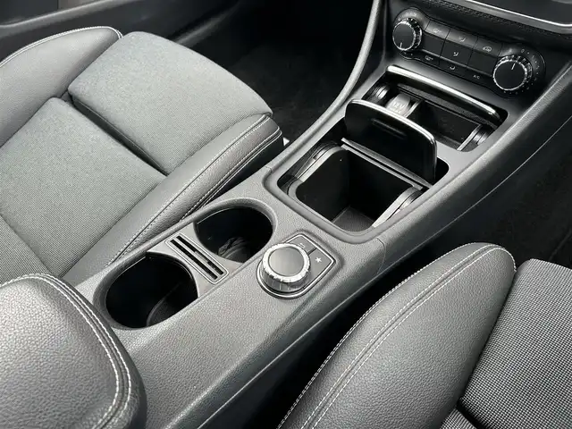 メルセデス・ベンツ Ａ１８０ AMG スタイル 福岡県 2018(平30)年 4.4万km カルサイトホワイト 純正ナビ/CD/DVD/SD/BT/USB/フルセグ/ETC/バックカメラ/ドラレコ前/ACC/コーナーセンサー前後/ブラインドスポットモニター/革巻きステアリング/パドルシフト/ステアリングスイッチ/パークアシスト/ハーフレザーシート/シートヒーター前席/LEDヘッドライト/オートライト/フォグライト（リヤ）/Applecarplay/純正フロアマット/純正18AW