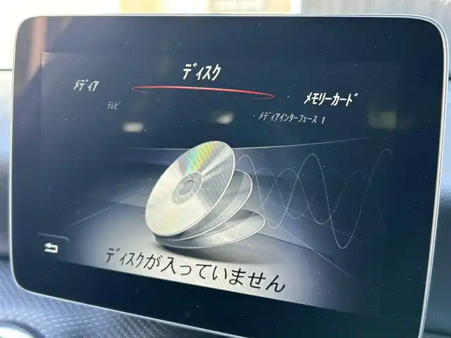 メルセデス・ベンツ Ａ１８０ AMG スタイル 福岡県 2018(平30)年 4.4万km カルサイトホワイト 純正ナビ/CD/DVD/SD/BT/USB/フルセグ/ETC/バックカメラ/ドラレコ前/ACC/コーナーセンサー前後/ブラインドスポットモニター/革巻きステアリング/パドルシフト/ステアリングスイッチ/パークアシスト/ハーフレザーシート/シートヒーター前席/LEDヘッドライト/オートライト/フォグライト（リヤ）/Applecarplay/純正フロアマット/純正18AW
