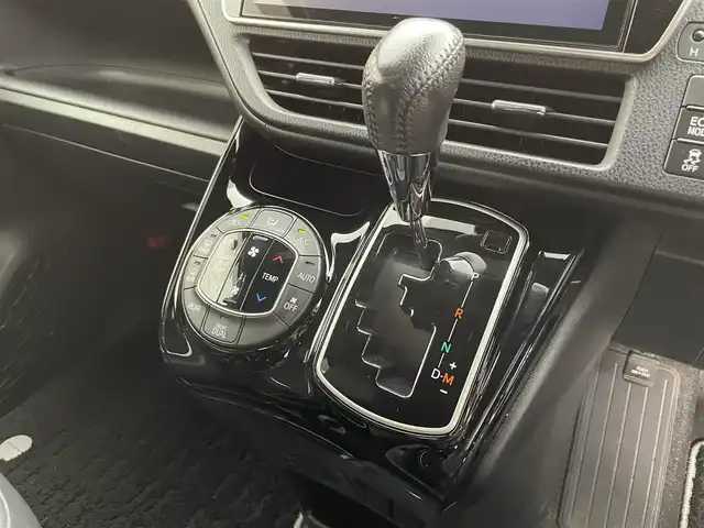 トヨタ ノア Si ダブルバイビーⅡ 千葉県 2019(平31)年 4.7万km ホワイトパールクリスタルシャイン トヨタセーフティセンス/・プリクラッシュセーフティ/・レーンディパーチャーアラート/・先行車発進告知/・クリアランスソナー/純正10インチSDナビ/CD DVD BT MSV フルセグ/バックカメラ/両側パワースライドドア/クルーズコントロール/LEDオートライト/純正16インチアルミホイール/革巻きステアリング/ビルトインＥＴＣ/プッシュスタート/スマートキー