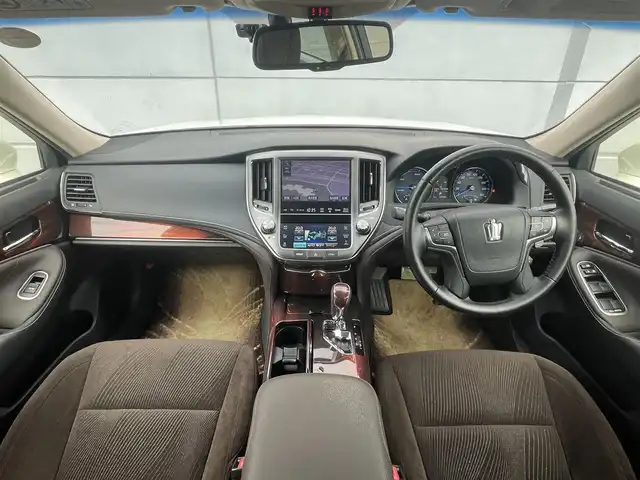 トヨタ クラウン ハイブリッド ロイヤルサルーン 千葉県 2013(平25)年 3万km ホワイトパールクリスタルシャイン 純正ＨＤＤナビ　/ラジオ/ＣＤ/ＤＶＤ/ＨＤＤ/Ｂｌｕｅｔｏｏｔｈ　/フルセグＴＶ　/バックカメラ　/ビルトインＥＴＣ　/純正アルミホイール　/Ｄ／Ｎ席パワーシート　/キセノンヘッドライト　/オートライト　/スマートキー/ダブルサイドエアバック/カーテンエアバック/純正フロアマット