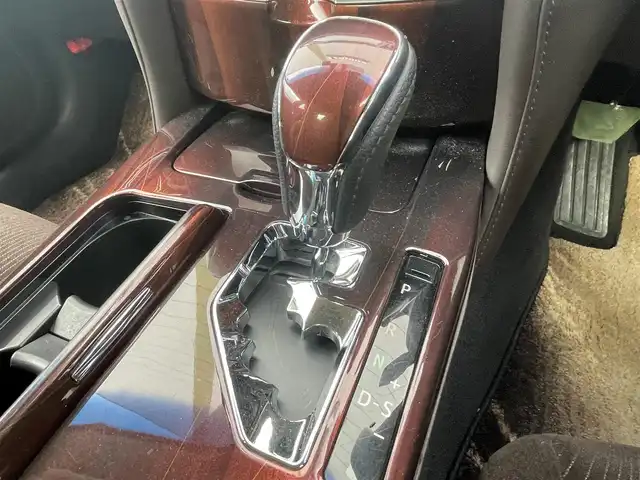 トヨタ クラウン ハイブリッド ロイヤルサルーン 千葉県 2013(平25)年 3万km ホワイトパールクリスタルシャイン 純正ＨＤＤナビ　/ラジオ/ＣＤ/ＤＶＤ/ＨＤＤ/Ｂｌｕｅｔｏｏｔｈ　/フルセグＴＶ　/バックカメラ　/ビルトインＥＴＣ　/純正アルミホイール　/Ｄ／Ｎ席パワーシート　/キセノンヘッドライト　/オートライト　/スマートキー/ダブルサイドエアバック/カーテンエアバック/純正フロアマット