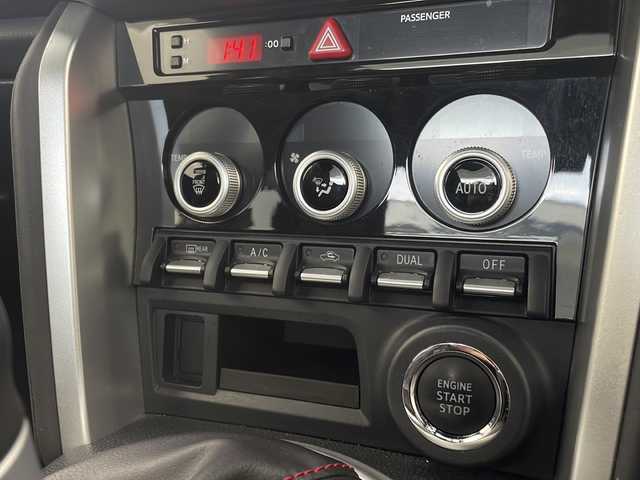 スバル ＢＲＺ STIスポーツ 栃木県 2018(平30)年 5.2万km クリスタルホワイトP 純正メモリーナビ(DIATONE SOUND NAVI)/　Bluetooth/フルセグTV/CD/DVD/SD/USB/FM/AM/バックカメラ/ドライブレコーダー/クルーズコントロール/ETC2.0/STiスポーツ専用ハーフレザーシート(ボルドー×黒)/シートヒーター(D/N席)/LEDヘッドライト/LEDアクセサリーライナー/STiスポーツ純正18インチアルミホイール/サイド+カーテンエアバッグ/純正フロアマット/スマートキー×1本/保証書、取扱説明書付属