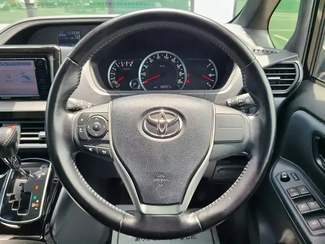 トヨタ ヴォクシー ZS 煌Ⅱ 福岡県 2016(平28)年 6.9万km ブラック 社外７インチナビ/バックカメラ/Ｂｌｕｅｔｏｏｔｈ/フルセグＴＶ/ＣＤ／ＤＶＤ再生機能有/フリップダウンモニター/両側パワースライドドア/純正アルミホイール/ＬＥＤヘッドライト/フォグライト