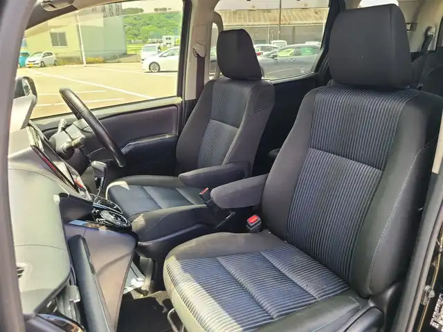 トヨタ ヴォクシー ZS 煌Ⅱ 福岡県 2016(平28)年 6.9万km ブラック 社外７インチナビ/バックカメラ/Ｂｌｕｅｔｏｏｔｈ/フルセグＴＶ/ＣＤ／ＤＶＤ再生機能有/フリップダウンモニター/両側パワースライドドア/純正アルミホイール/ＬＥＤヘッドライト/フォグライト