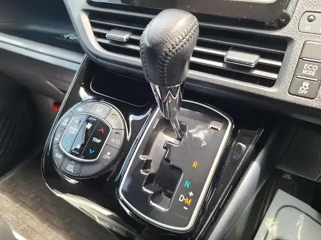 トヨタ ヴォクシー ZS 煌Ⅱ 福岡県 2016(平28)年 6.9万km ブラック 社外７インチナビ/バックカメラ/Ｂｌｕｅｔｏｏｔｈ/フルセグＴＶ/ＣＤ／ＤＶＤ再生機能有/フリップダウンモニター/両側パワースライドドア/純正アルミホイール/ＬＥＤヘッドライト/フォグライト