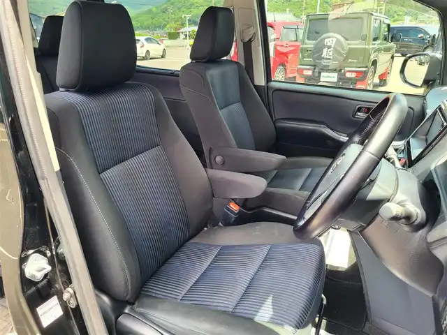 トヨタ ヴォクシー ZS 煌Ⅱ 福岡県 2016(平28)年 6.9万km ブラック 社外７インチナビ/バックカメラ/Ｂｌｕｅｔｏｏｔｈ/フルセグＴＶ/ＣＤ／ＤＶＤ再生機能有/フリップダウンモニター/両側パワースライドドア/純正アルミホイール/ＬＥＤヘッドライト/フォグライト