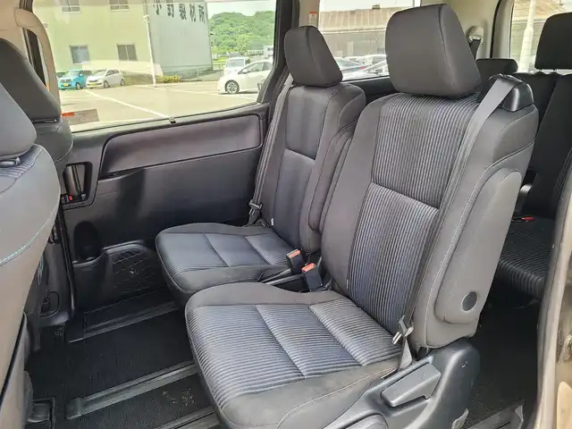 トヨタ ヴォクシー ZS 煌Ⅱ 福岡県 2016(平28)年 6.9万km ブラック 社外７インチナビ/バックカメラ/Ｂｌｕｅｔｏｏｔｈ/フルセグＴＶ/ＣＤ／ＤＶＤ再生機能有/フリップダウンモニター/両側パワースライドドア/純正アルミホイール/ＬＥＤヘッドライト/フォグライト