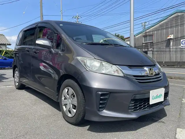 ホンダ フリード G プレミアムエディション 神奈川県 2015(平27)年 5.6万km モダンスティールM ・取扱説明書/・保証書/・純正メモリーナビ（ワンセグ/BT/CD/DVD)/・バックカメラ/・ビルトインETC/・クルーズコントロール/・ハーフレザーシート/・ステアリングスイッチ/・HIDヘッドライト/・横滑り防止装置/・電動格納ミラー/・純正ホイールキャップ/・ステアリングスイッチ/・社外フロアマット/・６人乗り