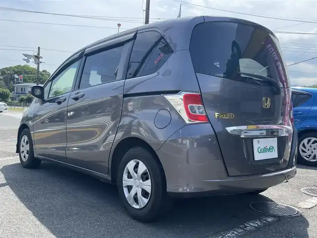 ホンダ フリード G プレミアムエディション 神奈川県 2015(平27)年 5.6万km モダンスティールM ・取扱説明書/・保証書/・純正メモリーナビ（ワンセグ/BT/CD/DVD)/・バックカメラ/・ビルトインETC/・クルーズコントロール/・ハーフレザーシート/・ステアリングスイッチ/・HIDヘッドライト/・横滑り防止装置/・電動格納ミラー/・純正ホイールキャップ/・ステアリングスイッチ/・社外フロアマット/・６人乗り