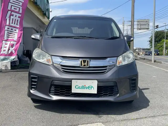 ホンダ フリード G プレミアムエディション 神奈川県 2015(平27)年 5.6万km モダンスティールM ・取扱説明書/・保証書/・純正メモリーナビ（ワンセグ/BT/CD/DVD)/・バックカメラ/・ビルトインETC/・クルーズコントロール/・ハーフレザーシート/・ステアリングスイッチ/・HIDヘッドライト/・横滑り防止装置/・電動格納ミラー/・純正ホイールキャップ/・ステアリングスイッチ/・社外フロアマット/・６人乗り