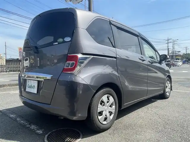 ホンダ フリード G プレミアムエディション 神奈川県 2015(平27)年 5.6万km モダンスティールM ・取扱説明書/・保証書/・純正メモリーナビ（ワンセグ/BT/CD/DVD)/・バックカメラ/・ビルトインETC/・クルーズコントロール/・ハーフレザーシート/・ステアリングスイッチ/・HIDヘッドライト/・横滑り防止装置/・電動格納ミラー/・純正ホイールキャップ/・ステアリングスイッチ/・社外フロアマット/・６人乗り