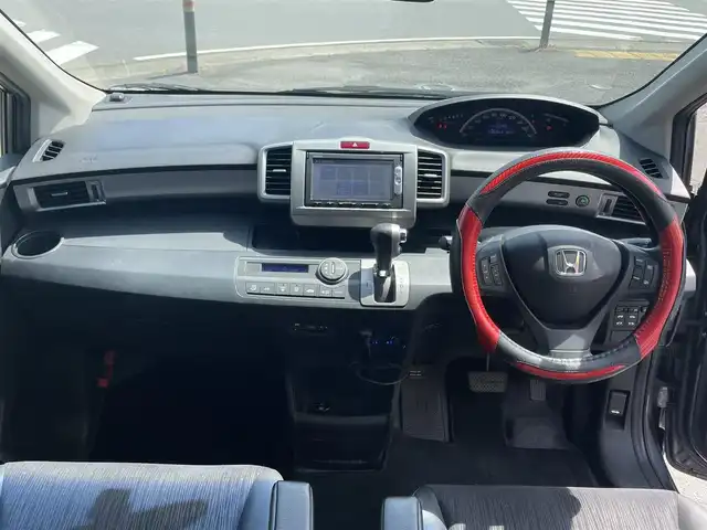 ホンダ フリード G プレミアムエディション 神奈川県 2015(平27)年 5.6万km モダンスティールM ・取扱説明書/・保証書/・純正メモリーナビ（ワンセグ/BT/CD/DVD)/・バックカメラ/・ビルトインETC/・クルーズコントロール/・ハーフレザーシート/・ステアリングスイッチ/・HIDヘッドライト/・横滑り防止装置/・電動格納ミラー/・純正ホイールキャップ/・ステアリングスイッチ/・社外フロアマット/・６人乗り