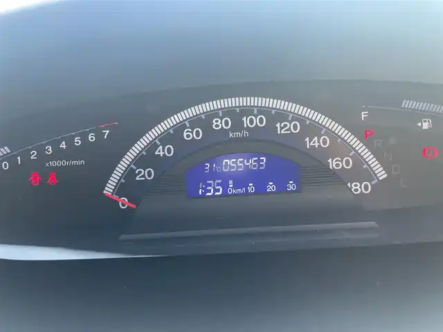ホンダ フリード G プレミアムエディション 神奈川県 2015(平27)年 5.6万km モダンスティールM ・取扱説明書/・保証書/・純正メモリーナビ（ワンセグ/BT/CD/DVD)/・バックカメラ/・ビルトインETC/・クルーズコントロール/・ハーフレザーシート/・ステアリングスイッチ/・HIDヘッドライト/・横滑り防止装置/・電動格納ミラー/・純正ホイールキャップ/・ステアリングスイッチ/・社外フロアマット/・６人乗り