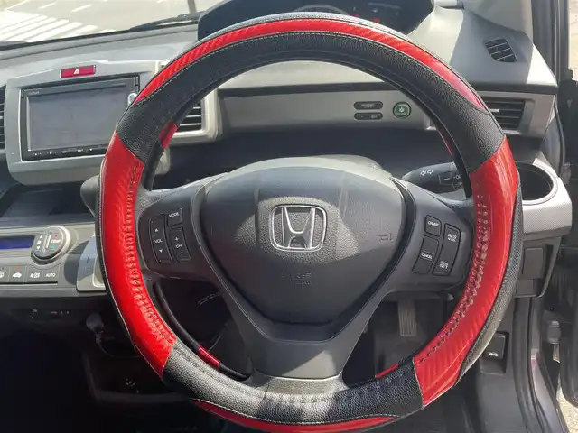 ホンダ フリード G プレミアムエディション 神奈川県 2015(平27)年 5.6万km モダンスティールM ・取扱説明書/・保証書/・純正メモリーナビ（ワンセグ/BT/CD/DVD)/・バックカメラ/・ビルトインETC/・クルーズコントロール/・ハーフレザーシート/・ステアリングスイッチ/・HIDヘッドライト/・横滑り防止装置/・電動格納ミラー/・純正ホイールキャップ/・ステアリングスイッチ/・社外フロアマット/・６人乗り