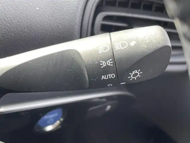 トヨタ プリウス S 茨城県 2019(平31)年 6.1万km グレーメタリック 純正ナビ/【AM・FM・BT・AUX】/レーダークルコン/ETC/Bカメラ/前後コーナーセンサー/オートライト/オートハイビーム/LEDライト/ステリモ/全席オートパワーウィンドウ/横滑り防止装置/レーンキープアシスト/衝突被害軽減システム/純正フロアマット/純正ホイールカバー/ドアバイザー