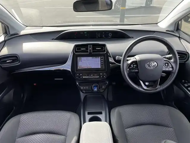 トヨタ プリウス S 茨城県 2019(平31)年 6.1万km グレーメタリック 純正ナビ/【AM・FM・BT・AUX】/レーダークルコン/ETC/Bカメラ/前後コーナーセンサー/オートライト/オートハイビーム/LEDライト/ステリモ/全席オートパワーウィンドウ/横滑り防止装置/レーンキープアシスト/衝突被害軽減システム/純正フロアマット/純正ホイールカバー/ドアバイザー
