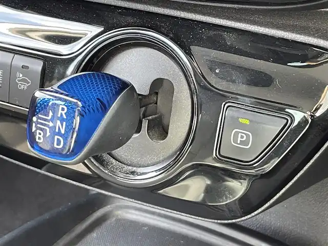 トヨタ プリウス S 茨城県 2019(平31)年 6.1万km グレーメタリック 純正ナビ/【AM・FM・BT・AUX】/レーダークルコン/ETC/Bカメラ/前後コーナーセンサー/オートライト/オートハイビーム/LEDライト/ステリモ/全席オートパワーウィンドウ/横滑り防止装置/レーンキープアシスト/衝突被害軽減システム/純正フロアマット/純正ホイールカバー/ドアバイザー