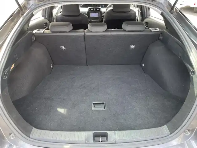 トヨタ プリウス S 茨城県 2019(平31)年 6.1万km グレーメタリック 純正ナビ/【AM・FM・BT・AUX】/レーダークルコン/ETC/Bカメラ/前後コーナーセンサー/オートライト/オートハイビーム/LEDライト/ステリモ/全席オートパワーウィンドウ/横滑り防止装置/レーンキープアシスト/衝突被害軽減システム/純正フロアマット/純正ホイールカバー/ドアバイザー