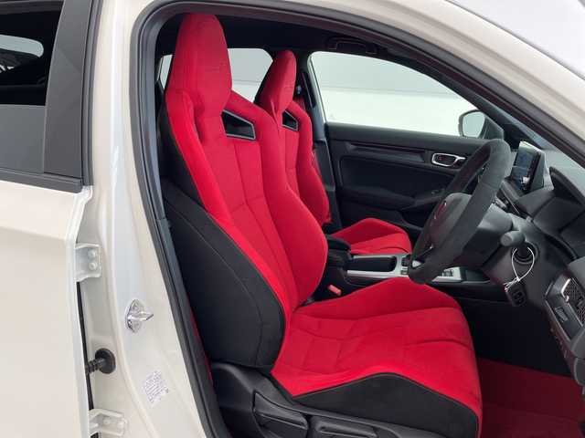 ホンダ シビック タイプR 愛知県 2025(令7)年 0.1千km チャンピオンシップホワイト 登録済未使用車/純正8型ディスプレイオーディオナビ/プレミアムフロアマット/レーダークルーズコントロール/キャリパー/バックカメラ/6速ＭＴ/コーナーセンサー/純正アルミホイール/ブラインドスポットモニター/ETC2.0/LEDヘッドライト/オートライト/衝突軽減システム/フルセグ/Bluetooth/ステアリングスイッチ/スマートキー/プッシュスタート