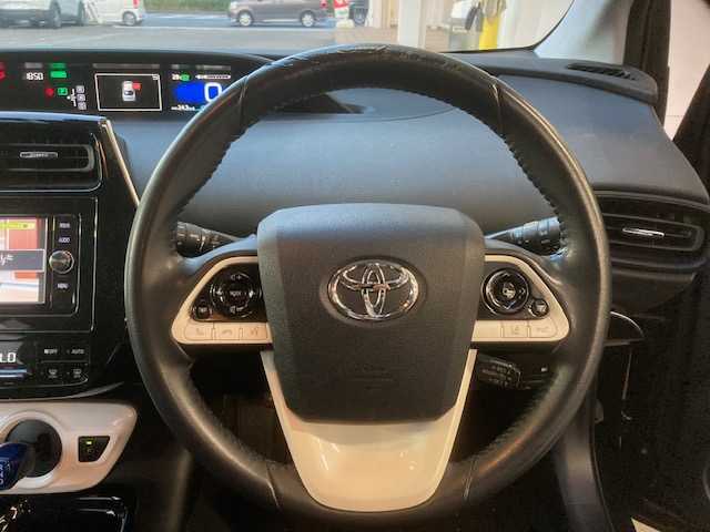 トヨタ プリウス Sセーフティプラス 千葉県 2018(平30)年 5.5万km アティチュードブラックマイカ トヨタセーフティーセンス/純正SDナビ/（フルセグTV、BT、CD）/レーダークルーズコントロール/オートライト/オートマチックハイビーム/フォグランプ/LEDヘッドライト/ドライブレコーダー/前後クリアランスソナー/ビルトインETC/純正フロアマット/保証書/取扱説明書/スペアキー