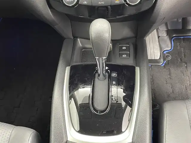 日産 エクストレイル ハイブリッド 20X エクストリーマーX 熊本県 2017(平29)年 5.2万km チタニウムカーキ ４WD/純正ナビ(MM517D-L)/(フルセグTV・Bluetooth・CD・DVD・SD・USB)/全方位カメラ/バックカメラ/プロパイロット/エマージェンシーブレーキ/レーンキープアシスト/アダブティブクルーズコントロール/前後コーナーセンサー/デジタルインナーミラー/電動リアゲート/ETC/ドライブレコーダー/プッシュスタート/スマートキー/LEDヘッドライト/オートライト/フロントフォグ/取扱説明書