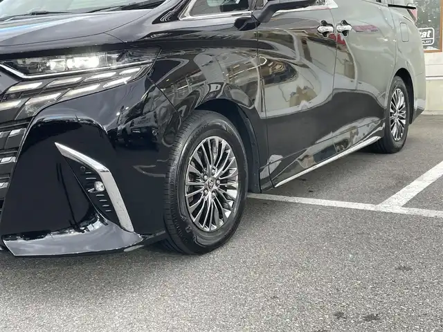 トヨタ アルファードハイブリット エグゼクティブ ラウンジ 長野県 2023(令5)年 1.4万km ブラック ワンオーナー/14インチ純正ディスプレイオーディオ（コネクティッドナビ対応）/ニュートラルベージュレザーシート/左右独立ムーンルーフ/JBLプレミアムサウンドシステム/14インチフリップダウンモニター（リヤエンターテインメントシステム）/メーカーオプションCD/DVDデッキ/メーカーオプション両側ユニバーサルステップ/エグゼクティブラウンジ用フロアマット/AC100V電源/おくだけ充電/トヨタセーフティセンス/ドアバイザー/バックカメラ・全方位カメラ/ETC2.0/前後ドライブレコーダー/両側パワースライドドア/プッシュスタート/追従機能付クルーズコントロール/オットマン