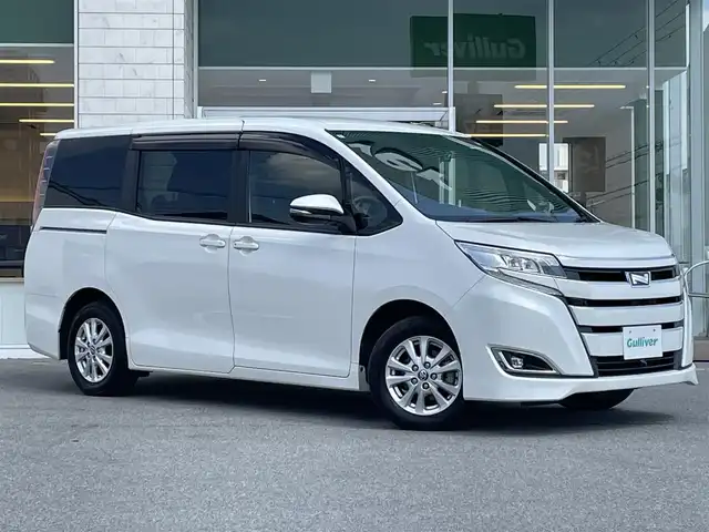 トヨタ ノア G 兵庫県 2020(令2)年 7.5万km ホワイトパールクリスタルシャイン 純正９インチナビ/Bluetooth/フルセグテレビ/バックカメラ/両側パワースライドドア/ビルトインETC2.0/レーンキープアシスト/純正アルミホイール/純正フロアマット/オートライト/クルーズコントロール/スペアキー/後席フリップダウンモニター/アイドリングストップ