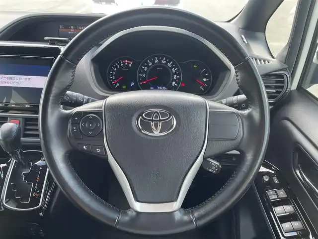 トヨタ ノア G 兵庫県 2020(令2)年 7.5万km ホワイトパールクリスタルシャイン 純正９インチナビ/Bluetooth/フルセグテレビ/バックカメラ/両側パワースライドドア/ビルトインETC2.0/レーンキープアシスト/純正アルミホイール/純正フロアマット/オートライト/クルーズコントロール/スペアキー/後席フリップダウンモニター/アイドリングストップ