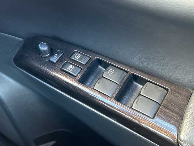 日産 エルグランド 350ハイウェイスター 茨城県 2011(平23)年 9.9万km ブリリアントホワイトパール ワンオーナー/純正HDDナビ/(地デジTV・CD・DVD・BT・ラジオ再生)/両側パワースライドドア/後席フリップダウンモニター/コーナーセンサー/ハーフレザーシート/オットマン/全方位カメラ/ETC/オートライト/HIDヘッドライト/純正18inアルミホイール/フロアマット/スマートキー/スペアキー/取扱説明書/保証書