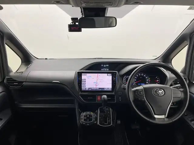 トヨタ ヴォクシー ZS 煌Ⅱ 群馬県 2016(平28)年 7.4万km ブラック 社外１０インチナビ/CD/DVD/Bluetooth/フルセグTV/社外１０．１インチフリップダウンモニター/バックカメラ/衝突軽減ブレーキ/車線逸脱警報/オートマチックハイビーム/LEDヘッドライト/前後ドライブレコーダー/ETC/クルーズコントロール/両側パワースライドドア/純正AW/純正フロアマット/ウォークスルー/３列シート/スマートキー/プッシュスタート