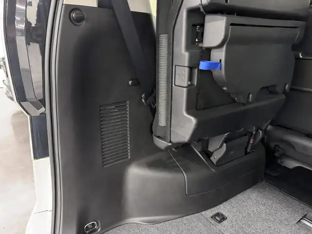 日産 セレナ e－パワー ハイウェイスター V 三重県 2020(令2)年 1.1万km ブリリアントホワイトパール e-POWER/FF/インパネCVT/純正 9インチナビ MM519D-L/（iPod/USB/SD/CD/DVD/Blu-ray/TV/FM/AM/Bluetooth/MUSIC STOCKER/HDMI）/両側ハンズフリーオートスライドドア/ドライブレコーダー 前方/ビルトイン ETC/安全装備/・インテリジェント エマージェンシーブレーキ/・LDW（車線逸脱警報）/・プロパイロット　/・全車速追従機能付レーダークルーズ/・後側方車両検知警報システム（BSW/BSI）/・クロストラフィックアラート（後方）/・インテリジェントDA（ふらつき検知）/・電動パーキングブレーキ＆ブレーキホールド/・標識検知機能（進入禁止・最高速度・一時停止）/・踏み間違い防止アシスト/など/装備/・オートライト/・ハイビームアシスト/・LEDヘッドライト/・フロントフォグライト/・ステアリングスイッチ/・前後独立オートエアコン/・純正15inAW/・保/取/・インテリジェントキーx2/など