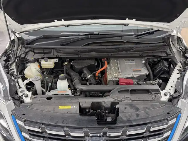日産 セレナ e－パワー ハイウェイスター V 三重県 2020(令2)年 1.1万km ブリリアントホワイトパール e-POWER/FF/インパネCVT/純正 9インチナビ MM519D-L/（iPod/USB/SD/CD/DVD/Blu-ray/TV/FM/AM/Bluetooth/MUSIC STOCKER/HDMI）/両側ハンズフリーオートスライドドア/ドライブレコーダー 前方/ビルトイン ETC/安全装備/・インテリジェント エマージェンシーブレーキ/・LDW（車線逸脱警報）/・プロパイロット　/・全車速追従機能付レーダークルーズ/・後側方車両検知警報システム（BSW/BSI）/・クロストラフィックアラート（後方）/・インテリジェントDA（ふらつき検知）/・電動パーキングブレーキ＆ブレーキホールド/・標識検知機能（進入禁止・最高速度・一時停止）/・踏み間違い防止アシスト/など/装備/・オートライト/・ハイビームアシスト/・LEDヘッドライト/・フロントフォグライト/・ステアリングスイッチ/・前後独立オートエアコン/・純正15inAW/・保/取/・インテリジェントキーx2/など