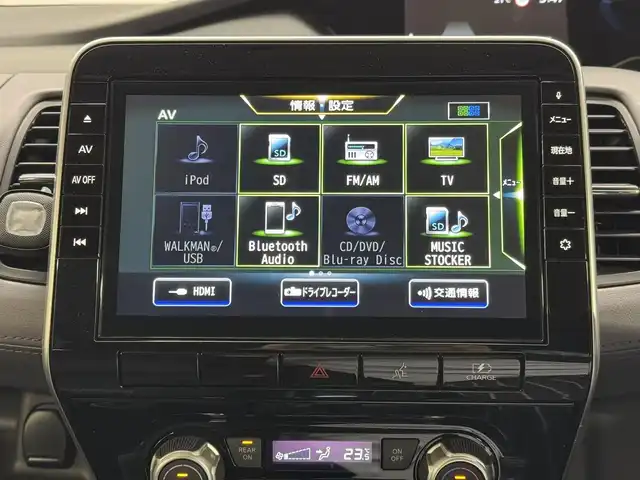 日産 セレナ e－パワー ハイウェイスター V 三重県 2020(令2)年 1.1万km ブリリアントホワイトパール e-POWER/FF/インパネCVT/純正 9インチナビ MM519D-L/（iPod/USB/SD/CD/DVD/Blu-ray/TV/FM/AM/Bluetooth/MUSIC STOCKER/HDMI）/両側ハンズフリーオートスライドドア/ドライブレコーダー 前方/ビルトイン ETC/安全装備/・インテリジェント エマージェンシーブレーキ/・LDW（車線逸脱警報）/・プロパイロット　/・全車速追従機能付レーダークルーズ/・後側方車両検知警報システム（BSW/BSI）/・クロストラフィックアラート（後方）/・インテリジェントDA（ふらつき検知）/・電動パーキングブレーキ＆ブレーキホールド/・標識検知機能（進入禁止・最高速度・一時停止）/・踏み間違い防止アシスト/など/装備/・オートライト/・ハイビームアシスト/・LEDヘッドライト/・フロントフォグライト/・ステアリングスイッチ/・前後独立オートエアコン/・純正15inAW/・保/取/・インテリジェントキーx2/など