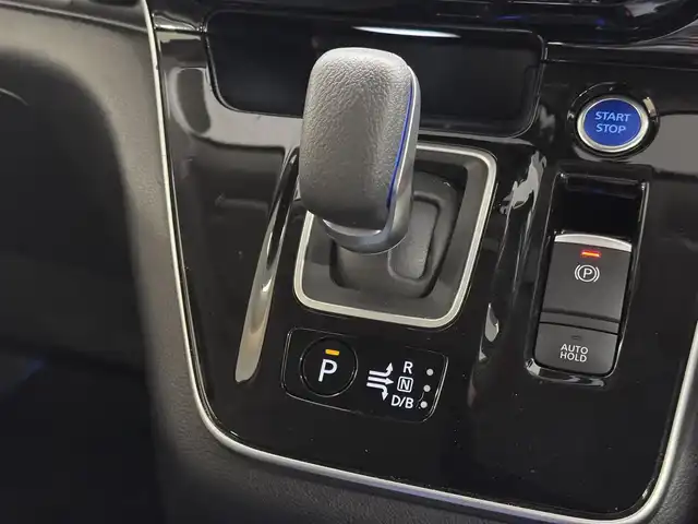 日産 セレナ e－パワー ハイウェイスター V 三重県 2020(令2)年 1.1万km ブリリアントホワイトパール e-POWER/FF/インパネCVT/純正 9インチナビ MM519D-L/（iPod/USB/SD/CD/DVD/Blu-ray/TV/FM/AM/Bluetooth/MUSIC STOCKER/HDMI）/両側ハンズフリーオートスライドドア/ドライブレコーダー 前方/ビルトイン ETC/安全装備/・インテリジェント エマージェンシーブレーキ/・LDW（車線逸脱警報）/・プロパイロット　/・全車速追従機能付レーダークルーズ/・後側方車両検知警報システム（BSW/BSI）/・クロストラフィックアラート（後方）/・インテリジェントDA（ふらつき検知）/・電動パーキングブレーキ＆ブレーキホールド/・標識検知機能（進入禁止・最高速度・一時停止）/・踏み間違い防止アシスト/など/装備/・オートライト/・ハイビームアシスト/・LEDヘッドライト/・フロントフォグライト/・ステアリングスイッチ/・前後独立オートエアコン/・純正15inAW/・保/取/・インテリジェントキーx2/など