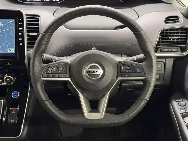 日産 セレナ e－パワー ハイウェイスター V 三重県 2020(令2)年 1.1万km ブリリアントホワイトパール e-POWER/FF/インパネCVT/純正 9インチナビ MM519D-L/（iPod/USB/SD/CD/DVD/Blu-ray/TV/FM/AM/Bluetooth/MUSIC STOCKER/HDMI）/両側ハンズフリーオートスライドドア/ドライブレコーダー 前方/ビルトイン ETC/安全装備/・インテリジェント エマージェンシーブレーキ/・LDW（車線逸脱警報）/・プロパイロット　/・全車速追従機能付レーダークルーズ/・後側方車両検知警報システム（BSW/BSI）/・クロストラフィックアラート（後方）/・インテリジェントDA（ふらつき検知）/・電動パーキングブレーキ＆ブレーキホールド/・標識検知機能（進入禁止・最高速度・一時停止）/・踏み間違い防止アシスト/など/装備/・オートライト/・ハイビームアシスト/・LEDヘッドライト/・フロントフォグライト/・ステアリングスイッチ/・前後独立オートエアコン/・純正15inAW/・保/取/・インテリジェントキーx2/など
