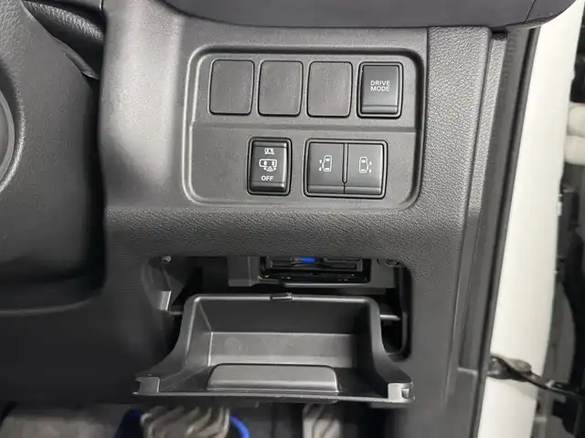 日産 セレナ e－パワー ハイウェイスター V 三重県 2020(令2)年 1.1万km ブリリアントホワイトパール e-POWER/FF/インパネCVT/純正 9インチナビ MM519D-L/（iPod/USB/SD/CD/DVD/Blu-ray/TV/FM/AM/Bluetooth/MUSIC STOCKER/HDMI）/両側ハンズフリーオートスライドドア/ドライブレコーダー 前方/ビルトイン ETC/安全装備/・インテリジェント エマージェンシーブレーキ/・LDW（車線逸脱警報）/・プロパイロット　/・全車速追従機能付レーダークルーズ/・後側方車両検知警報システム（BSW/BSI）/・クロストラフィックアラート（後方）/・インテリジェントDA（ふらつき検知）/・電動パーキングブレーキ＆ブレーキホールド/・標識検知機能（進入禁止・最高速度・一時停止）/・踏み間違い防止アシスト/など/装備/・オートライト/・ハイビームアシスト/・LEDヘッドライト/・フロントフォグライト/・ステアリングスイッチ/・前後独立オートエアコン/・純正15inAW/・保/取/・インテリジェントキーx2/など