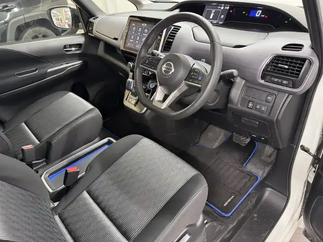 日産 セレナ e－パワー ハイウェイスター V 三重県 2020(令2)年 1.1万km ブリリアントホワイトパール e-POWER/FF/インパネCVT/純正 9インチナビ MM519D-L/（iPod/USB/SD/CD/DVD/Blu-ray/TV/FM/AM/Bluetooth/MUSIC STOCKER/HDMI）/両側ハンズフリーオートスライドドア/ドライブレコーダー 前方/ビルトイン ETC/安全装備/・インテリジェント エマージェンシーブレーキ/・LDW（車線逸脱警報）/・プロパイロット　/・全車速追従機能付レーダークルーズ/・後側方車両検知警報システム（BSW/BSI）/・クロストラフィックアラート（後方）/・インテリジェントDA（ふらつき検知）/・電動パーキングブレーキ＆ブレーキホールド/・標識検知機能（進入禁止・最高速度・一時停止）/・踏み間違い防止アシスト/など/装備/・オートライト/・ハイビームアシスト/・LEDヘッドライト/・フロントフォグライト/・ステアリングスイッチ/・前後独立オートエアコン/・純正15inAW/・保/取/・インテリジェントキーx2/など