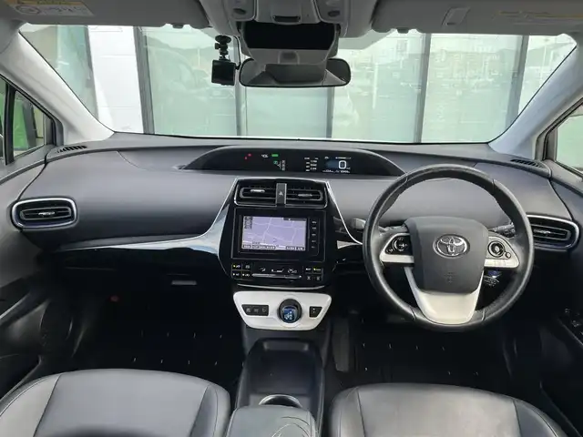 トヨタ プリウス S ツーリングセレクション 香川県 2016(平28)年 6.6万km ホワイトパールクリスタルシャイン 登録時走行距離：65500km/純正7インチナビ/→フルセグTV/→ＣＤ／ＤＶＤ/→Bluetooth/バックカメラ/レザーシート/シートヒーター/革巻きステアリング/ステアリングリモコン/レーダークルーズコントロール/レーンキープアシスト/LEDヘッドライト/オートハイビーム/オートライト/前方ドライブレコーダー/ETC/純正17インチアルミホイール/電動格納ウィンカーミラー/PWオールオート/スマートキー/プッシュスタート