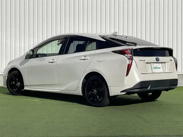 トヨタ プリウス S ツーリングセレクション 香川県 2016(平28)年 6.6万km ホワイトパールクリスタルシャイン 登録時走行距離：65500km/純正7インチナビ/→フルセグTV/→ＣＤ／ＤＶＤ/→Bluetooth/バックカメラ/レザーシート/シートヒーター/革巻きステアリング/ステアリングリモコン/レーダークルーズコントロール/レーンキープアシスト/LEDヘッドライト/オートハイビーム/オートライト/前方ドライブレコーダー/ETC/純正17インチアルミホイール/電動格納ウィンカーミラー/PWオールオート/スマートキー/プッシュスタート