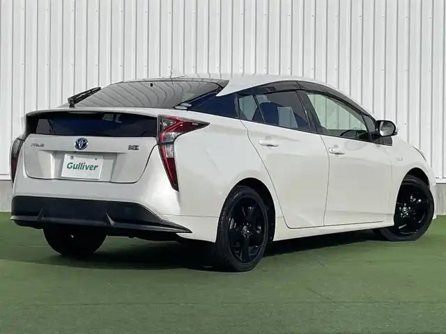 トヨタ プリウス S ツーリングセレクション 香川県 2016(平28)年 6.6万km ホワイトパールクリスタルシャイン 登録時走行距離：65500km/純正7インチナビ/→フルセグTV/→ＣＤ／ＤＶＤ/→Bluetooth/バックカメラ/レザーシート/シートヒーター/革巻きステアリング/ステアリングリモコン/レーダークルーズコントロール/レーンキープアシスト/LEDヘッドライト/オートハイビーム/オートライト/前方ドライブレコーダー/ETC/純正17インチアルミホイール/電動格納ウィンカーミラー/PWオールオート/スマートキー/プッシュスタート